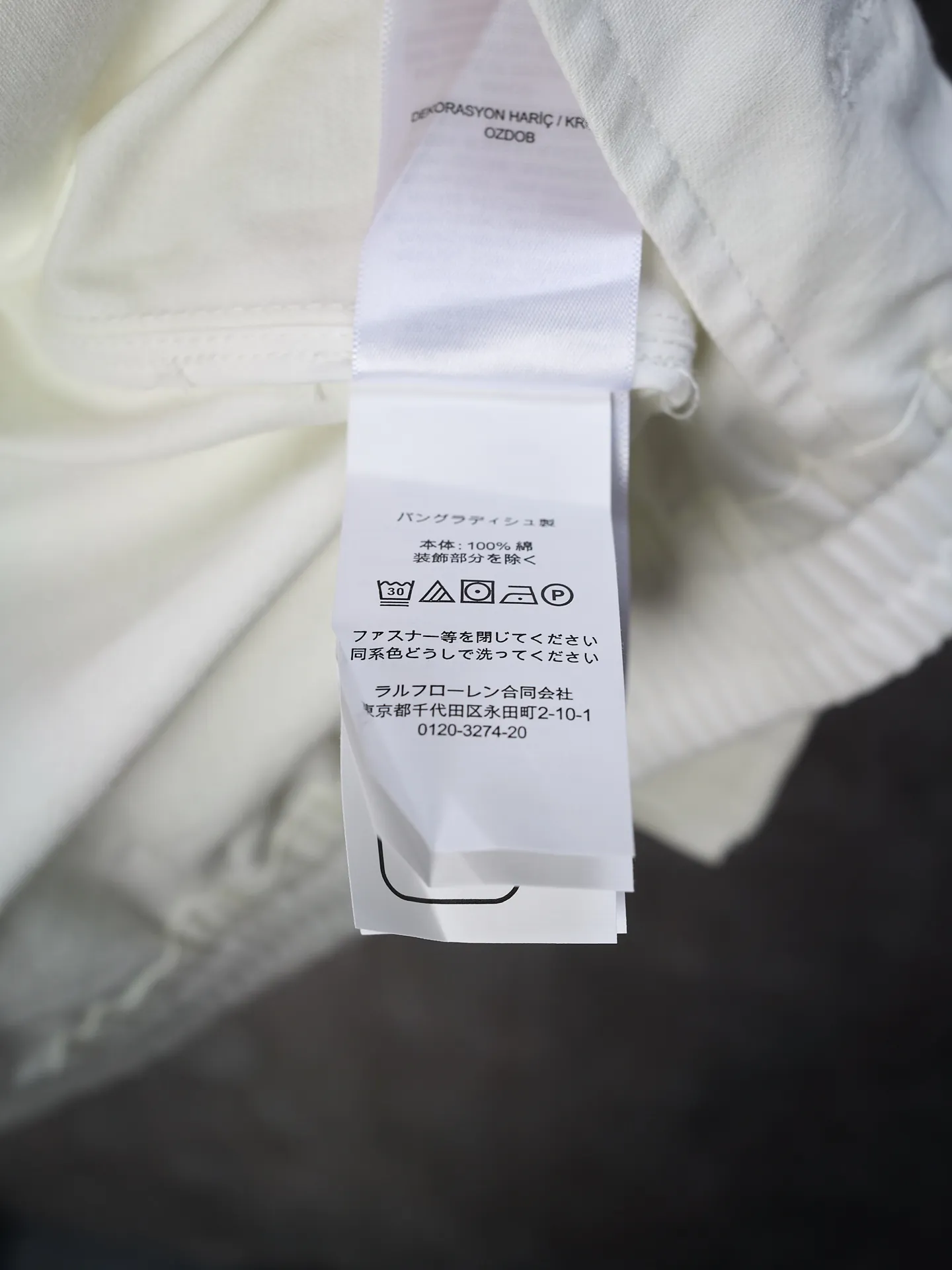P460 Actual auction] Ralph Lauren/Ralph Lauren blue pony logo embroidered zipper jacket [Ready stock] S M L XL custom cloud velvet white twill cotton, soft and silky, comfortable and skin-friendly. Dressed in pure white, it exudes an innate elegance. The exquisite indigo pony logo is embellished. Fully recognizable. With an atmosphere of freedom and vitality, a symphony of pure and smart colors, and a neat version to reconstruct the classics. Use versatile genes to define modern relaxation. Use imported machine embroidery technology. Use advanced computer control systems and precision mechanical components to achieve iconic pony embroidery operations. High precision. Smooth and delicate lines. Template machine bag opening. Preset templates guide the position, shape and size of the bag opening. Accuracy ensures the quality of the bag opening effect. The hem is made in one go using a three-needle waist stretching machine. The special needle position and feeding mechanism of the machine are used to sew the elastic band and the fabric together in the same process. The three-needle design is more solid. Able to evenly distribute pressure to ensure tight fit between the elastic band and the fabric. Process 4: The fabrics are washed carefully and have a better hand feel. Not easy to deform, not easy to shrink, not easy to fade, and maintain long-term beauty and fit.